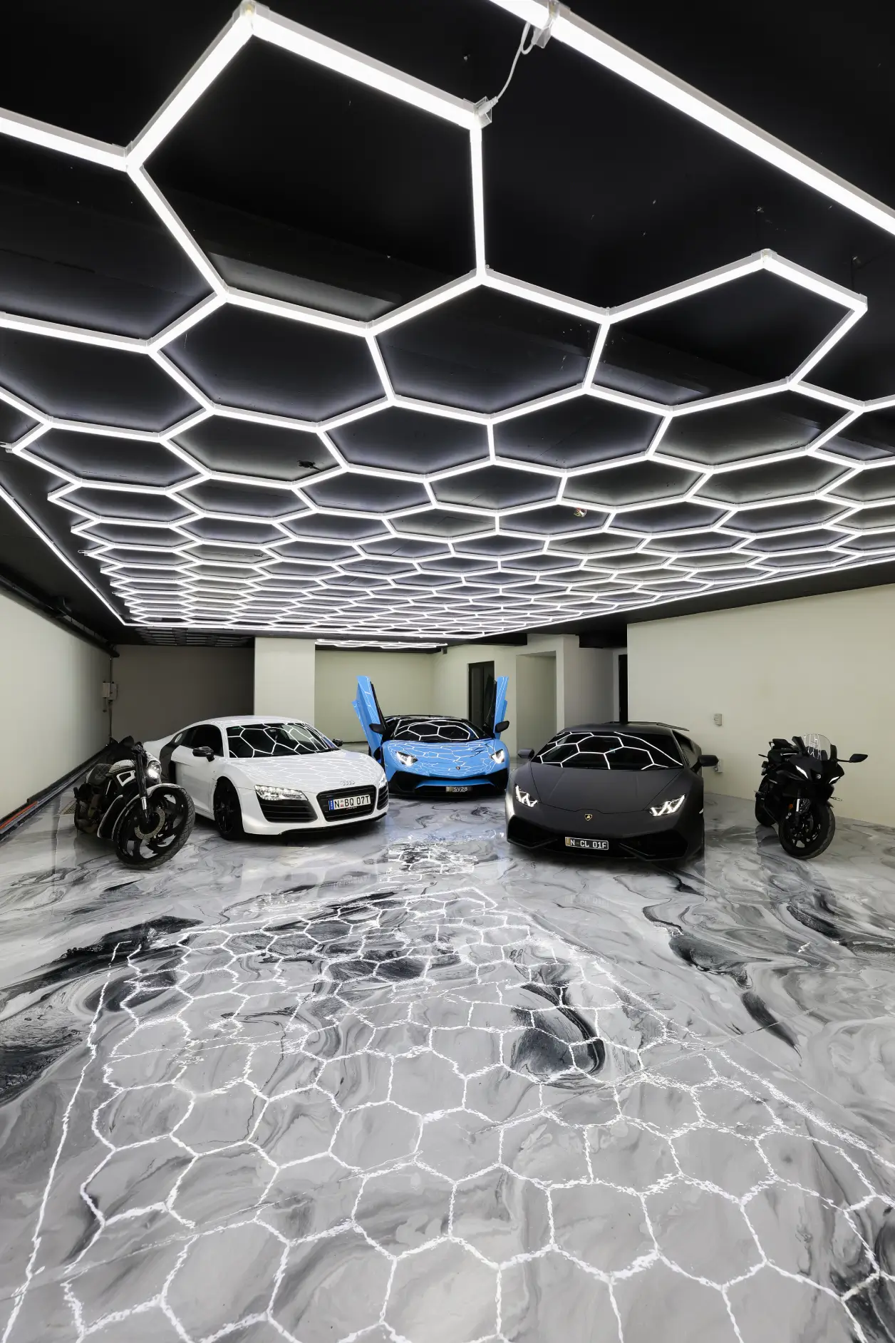 Decorative epoxy flake floor
