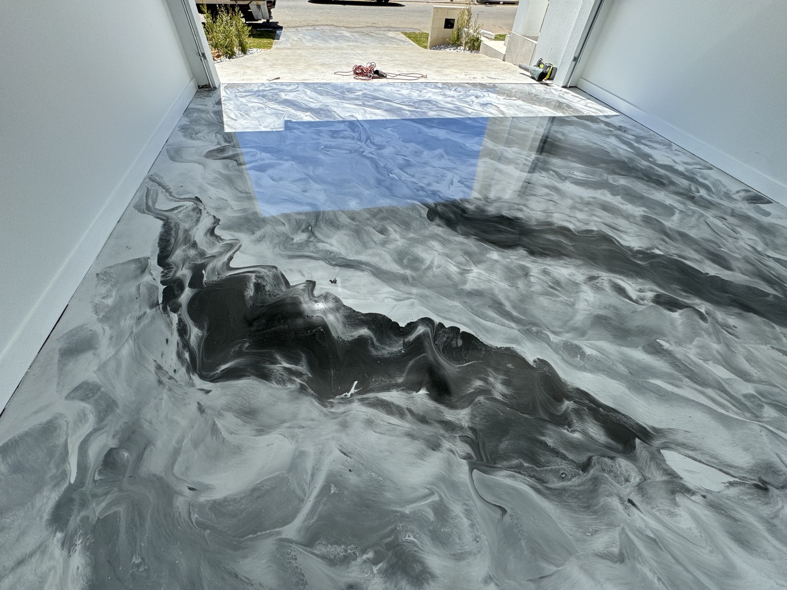Grey metallic marble pour