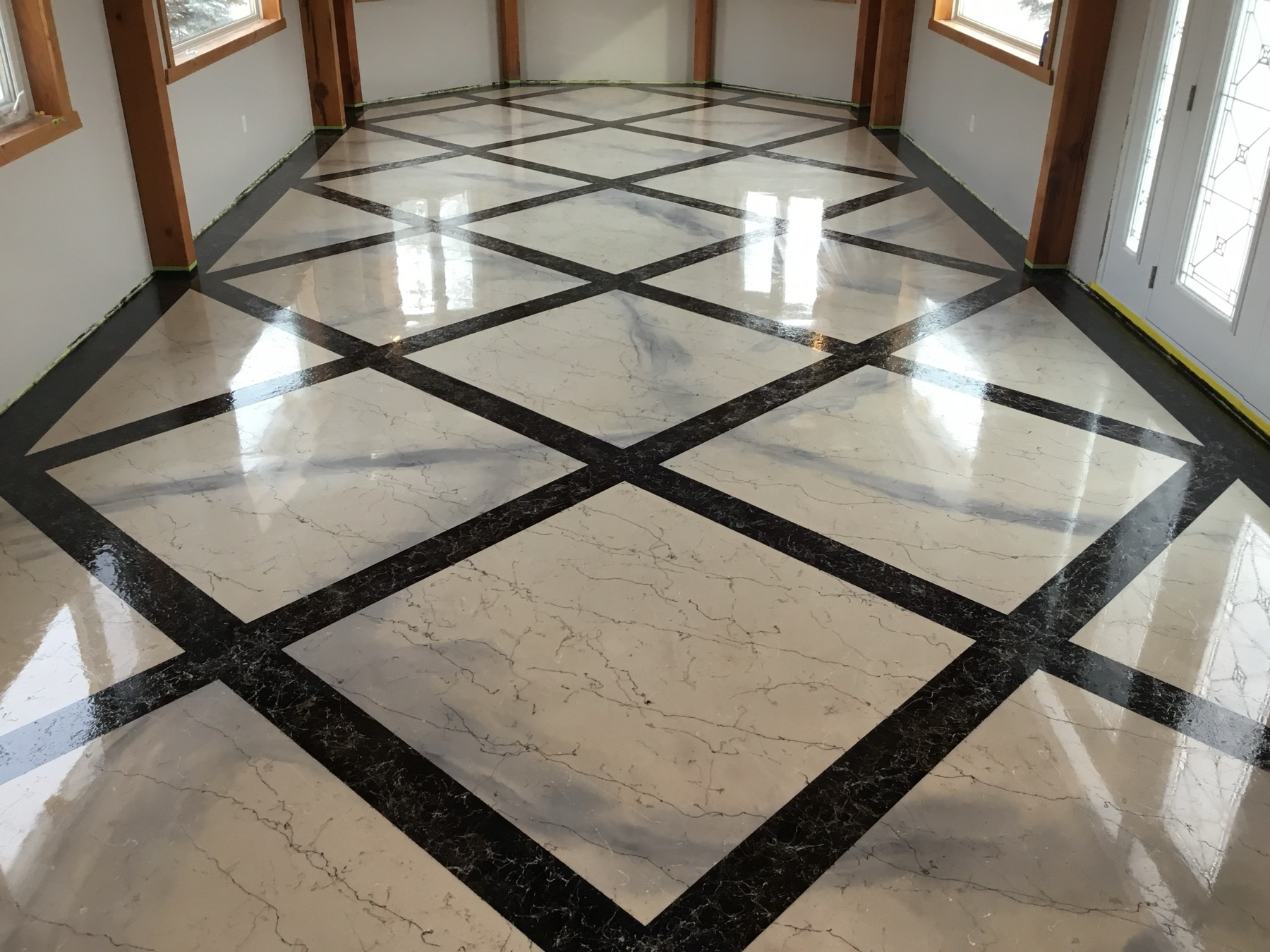 Marble-effect epoxy floor with black feature grid